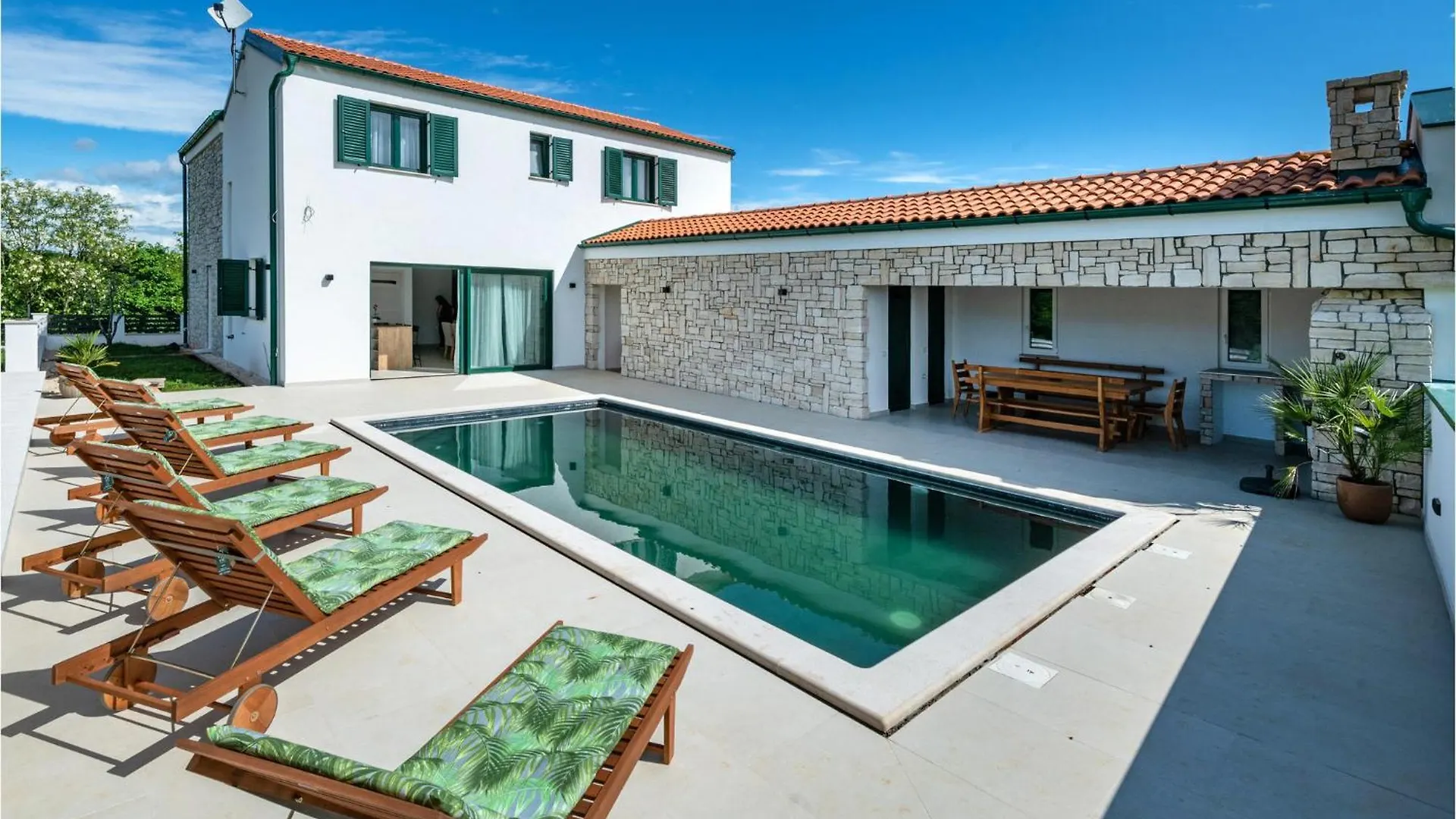 Awesome Home In Krnica With Outdoor Swimming Pool Сasa de vacaciones